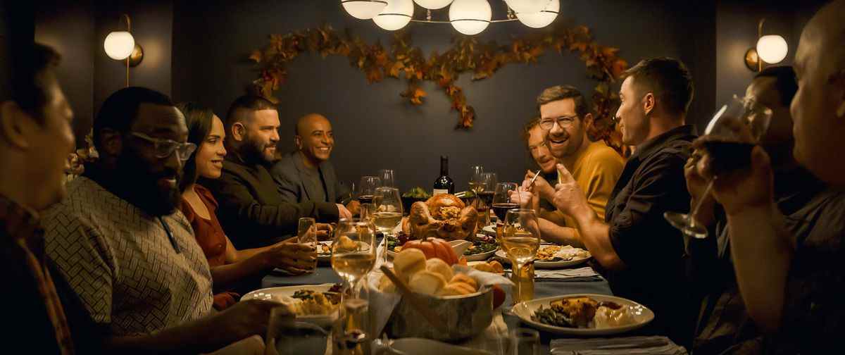 Bobby (Billy Eichner) commande la table du dîner de Thanksgiving avec Peter (Peter Kim), Paul (Justin Covington), Tina (Monica Raymund), Edgar (Guillermo Díaz), Tom (D'Lo), Lucas (Becca Blackwell), Aaron ( Luke Macfarlane), Marty (Symone) et Henry (Guy Branum) tous assis autour de lui