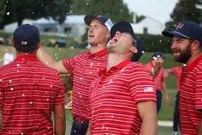 Jordan Spieth, Sam Burns et Cameron Young de l'équipe des États-Unis célèbrent après avoir vaincu l'équipe internationale lors des matchs en simple du dimanche lors de la quatrième journée de la Coupe des présidents 2022 au Quail Hollow Country Club le 25 septembre 2022 à Charlotte, en Caroline du Nord.  (Photo de Rob Carr/Getty Images)