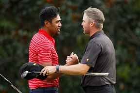 Tony Finau de l'équipe des États-Unis serre la main de Taylor Pendrith du Canada et de l'équipe internationale après que Finau a remporté 3 et 1 lors des matchs en simple du dimanche lors de la quatrième journée de la Coupe des présidents 2022 au Quail Hollow Country Club le 25 septembre 2022 à Charlotte, en Caroline du Nord.  (Photo de Jared C. Tilton/Getty Images)