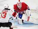 Le gardien de but des Canadiens de Montréal Jake Allen arrête Nico Hischier des Devils du New Jersey lors de la première période à Montréal le 26 septembre 2022.