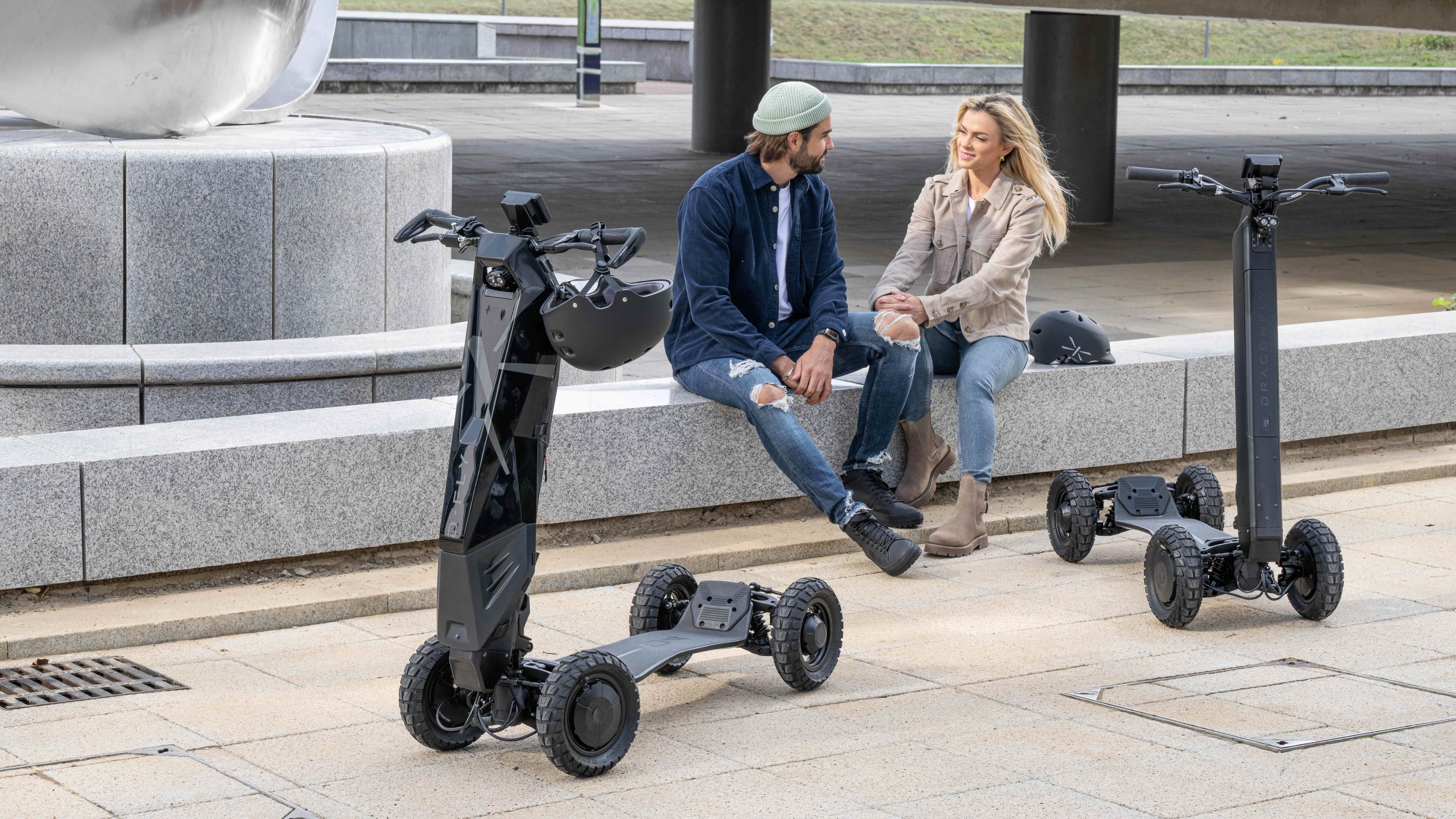 Deux scooters électriques D-Fly Dragonfly garés dans la rue