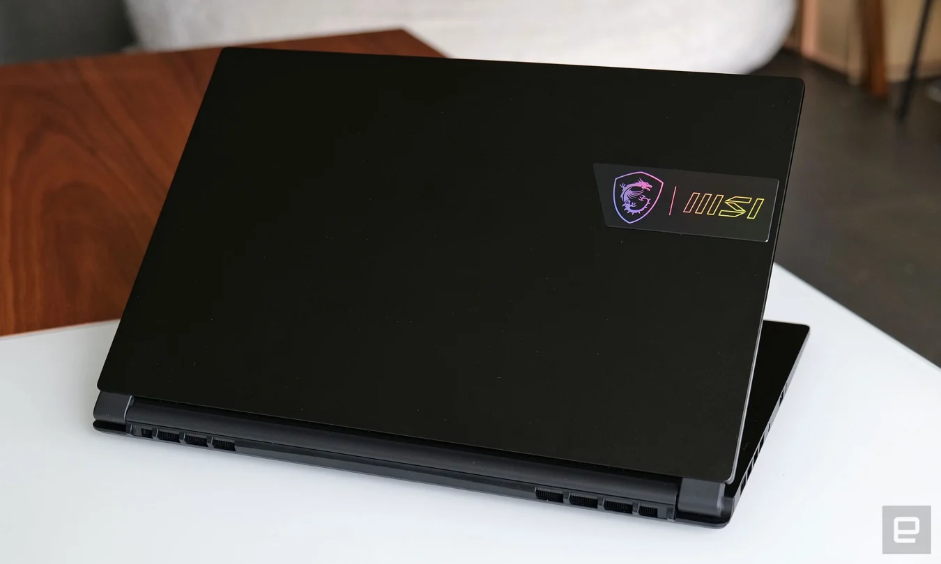 Malheureusement, sur le Stealth 15M 2022, on a l'impression que MSI a négligé la ligne, car à part un nouveau badge sur son couvercle et un CPU et un GPU rafraîchis, on a l'impression que pas une tonne n'a changé par rapport au modèle précédent. 