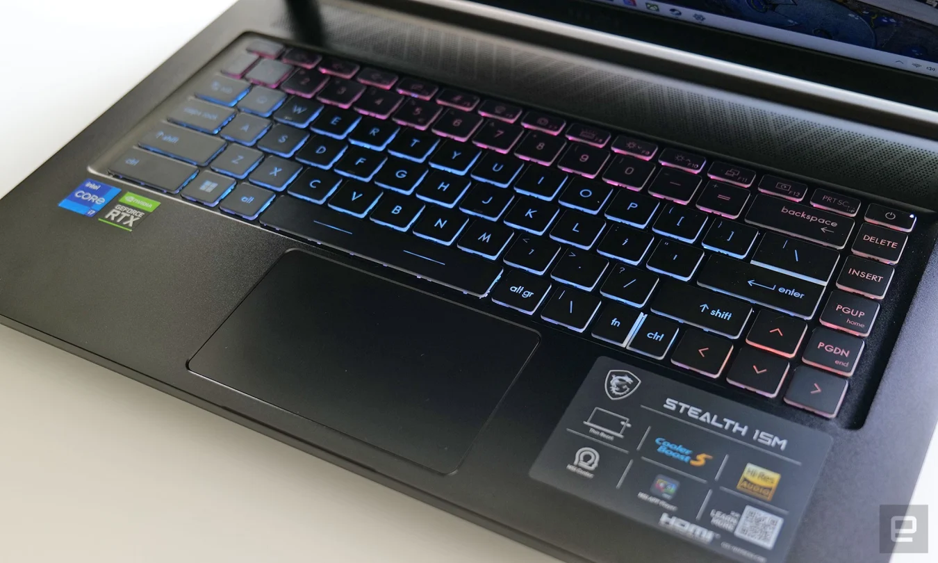 Le clavier Spectrum du Stealth 15M a une pression douce et moelleuse, mais malheureusement, vous ne pouvez pas ajuster son motif de couleur comme sur beaucoup d'autres ordinateurs portables de jeu. 