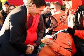 Le premier ministre Justin Trudeau souligne la Journée nationale pour la vérité et la réconciliation, en l'honneur des enfants perdus et des survivants des pensionnats autochtones, lors d'une cérémonie au lever du soleil à la centrale électrique de Niagara Parks à Niagara Falls, en Ontario, le 30 septembre 2022.