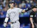 Aaron Judge des Yankees célèbre en marquant un simple de Gleyber Torres en sixième manche au Rogers Center hier soir.  Le juge a marché quatre fois dans le match.