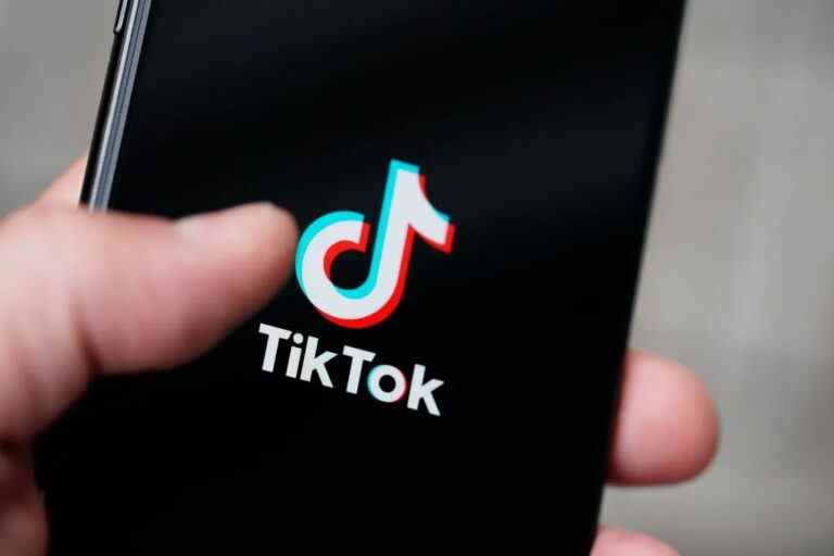 33 % des utilisateurs américains de TikTok déclarent recevoir régulièrement leurs actualités sur l’application, contre 22 % en 2020