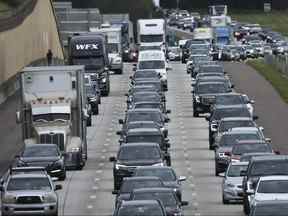 Le trafic se déplace lentement sur la I-4 East alors que les résidents évacuent la côte du golfe de Floride avant l'arrivée de l'ouragan Ian le 27 septembre 2022 à Four Corners, en Floride.