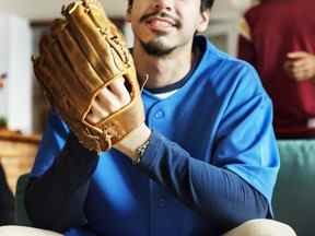 Une mère pense que son gendre amateur de softball est un clochard.