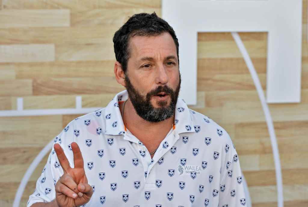 Adam Sandler réagit aux critiques sévères qui détestent beaucoup de ses films : « Parfois » ça pique, mais « Je ne me fais pas secouer » Le plus populaire doit lire
	
	
