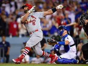 Le frappeur désigné des Cardinals, Albert Pujols, frappe un circuit de trois points, le 700e de sa carrière dans les ligues majeures, contre les Dodgers lors de la quatrième manche au Dodger Stadium de Los Angeles, le vendredi 23 septembre 2022.