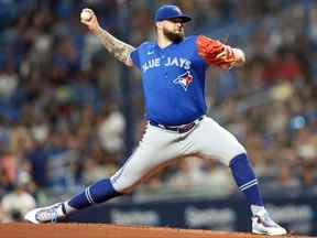 Le lanceur partant des Blue Jays de Toronto Alek Manoah (6) lance un lancer contre les Rays de Tampa Bay lors de la première manche au Tropicana Field.