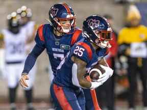 Le quart-arrière des Alouettes de Montréal Trevor Harris remet le ballon au porteur de ballon Walter Fletcher lors de la deuxième moitié du match de la Ligue canadienne de football à Montréal le 23 septembre 2022.