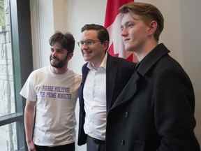 Le candidat à la direction du parti conservateur fédéral Pierre Poilievre, au centre, pose pour des photos avec des partisans lors d'une rencontre à l'Université de la Colombie-Britannique à Vancouver le jeudi 7 avril 2022.