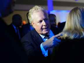 Le candidat à la chefferie Jean Charest salue ses partisans lors du vote à la direction du Parti conservateur du Canada, à Ottawa, le samedi 10 septembre 2022. LA PRESSE CANADIENNE/Sean Kilpatrick