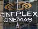 Une enseigne de cinéma Cineplex plane sur la rue Yonge à Toronto.