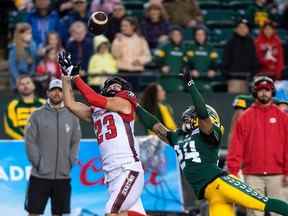 Le receveur large des Redblacks d'Ottawa Jaelon Acklin (23 ans) attrape alors que le demi défensif des Elks d'Edmonton Nafees Lyon (24 ans) défend lors de la deuxième mi-temps à Edmonton le samedi 27 août 2022.