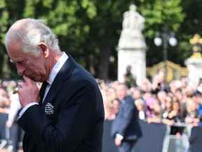 LONDRES, ANGLETERRE - 10 MAI : le prince Charles, prince de Galles lit le discours de la reine à côté de sa couronne d'État impériale dans la Chambre des lords, lors de l'ouverture officielle du Parlement à la Chambre des lords au Palais de Westminster le 10 mai 2022 à Londres, Angleterre.