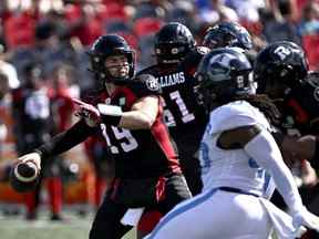 Le quart-arrière des Redblacks d'Ottawa Nick Arbuckle (19 ans) lance le ballon lors de la première mi-temps de l'action de football de la LCF contre les Argonauts de Toronto, à Ottawa, le samedi 10 septembre 2022.