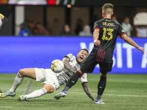 L'attaquant du Toronto FC Federico Bernardeschi (10 ans) contrôle le ballon contre le milieu de terrain d'Atlanta United Amar Sejdic.