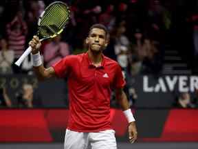 Felix Auger-Aliassime de Team World reconnaît les fans après le point de match lors d'un match en simple contre Novak Djokovic de Team Europe lors de la troisième journée de la Laver Cup à l'O2 Arena de Londres, le dimanche 25 septembre 2022.