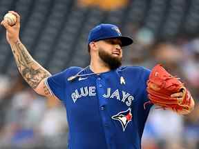 Alek Manoah des Blue Jays de Toronto lance lors de la première manche contre les Pirates de Pittsburgh.