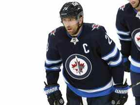 L'attaquant des Jets de Winnipeg Blake Wheeler (à gauche) se dirige vers le banc pour célébrer après avoir marqué contre l'Avalanche du Colorado à Winnipeg le dimanche 24 avril 2022.