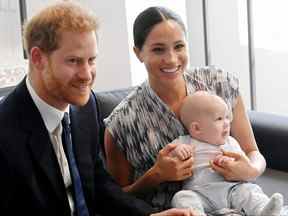 Le prince Harry, duc de Sussex, Meghan, duchesse de Sussex et leur petit fils Archie Mountbatten-Windsor lors de leur tournée royale en Afrique du Sud le 25 septembre 2019 à Cape Town, Afrique du Sud.