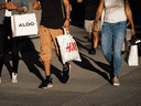 Les acheteurs marchent sur la rue Robson à Vancouver.  Les grandes banques canadiennes parient que les consommateurs sont en bonne forme économique pour affronter une tempête économique attendue.