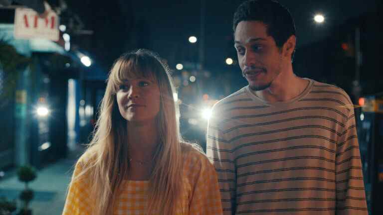 Bande-annonce "Meet Cute": Kaley Cuoco utilise le voyage dans le temps pour changer son histoire d'amour avec Pete Davidson (VIDEO)
