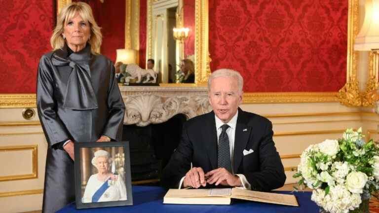 Bidens parmi des milliers de personnes rendant hommage à la reine Elizabeth II
