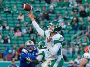 Le quart-arrière de troisième chaîne des Roughriders de la Saskatchewan, Jake Dolegala, montré ici lors d'un match de pré-saison de la LCF en 2022 contre les Blue Bombers de Winnipeg, débutera dimanche contre les Argonauts de Toronto en raison d'une épidémie de COVID-19 parmi les Riders.