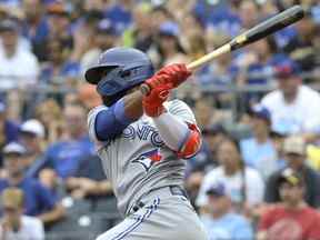 4 septembre 2022 ;  Pittsburgh, Pennsylvanie, États-Unis ;  Toronto Blue Jays Le voltigeur droit des Blue Jays de Toronto Teoscar Hernandez (37 ans) frappe un simple RBI contre les Pirates de Pittsburgh lors de la septième manche au PNC Park.