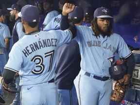 Le voltigeur droit des Blue Jays de Toronto Teoscar Hernandez (37) et le joueur de premier but Vladimir Guerrero Jr. (27) dans le creusé avant le début d'un match contre les Orioles de Baltimore au Rogers Centre.