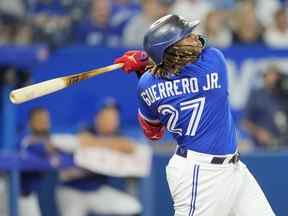 Vladimir Guerrero Jr. des Blue Jays de Toronto frappe un doublé contre les Cubs de Chicago lors de la sixième manche au Rogers Centre le 31 août 2022 à Toronto, Ontario, Canada.