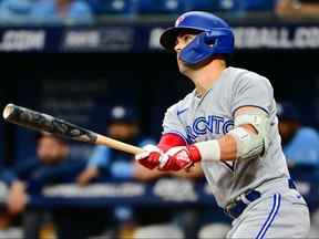 Whit Merrifield # 1 des Blue Jays de Toronto frappe un coup de circuit lors de la deuxième manche contre les Rays de Tampa Bay au Tropicana Field le 22 septembre 2022 à St Petersburg, en Floride.