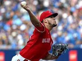 17 sept. 2022 ;  Toronto, Ontario, CAN ;  Le lanceur partant des Blue Jays de Toronto, Jose Berrios (17 ans), livre un lancer contre les Orioles de Baltimore en cinquième manche au Rogers Centre.