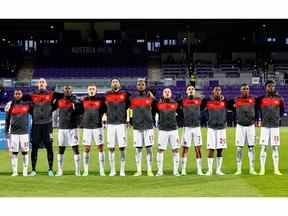 Les joueurs du Canada s'alignent pendant les hymnes nationaux avant le match contre le Qatar le 23 septembre 2022.