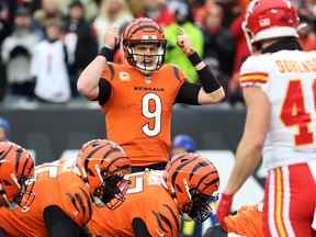 Joe Burrow des Bengals de Cincinnati signale sur la ligne de mêlée lors du match contre les Chiefs de Kansas City au stade Paul Brown le 02 janvier 2022 à Cincinnati, Ohio.