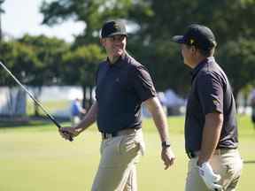 Le golfeur de l'équipe internationale Taylor Pendrith (à gauche) s'entretient avec le golfeur de l'équipe internationale Sungjae Im (à droite) sur le cinquième green lors d'une journée d'entraînement pour le tournoi de la Coupe des présidents au Quail Hollow Club mardi.