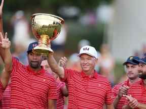 Le capitaine Davis Love III de l'équipe des États-Unis célèbre avec la Coupe des présidents aux côtés de l'équipe lors de la cérémonie de clôture après avoir battu l'équipe internationale lors des matchs en simple du dimanche lors de la quatrième journée de la Coupe des présidents 2022 au Quail Hollow Country Club le 25 septembre 2022 à Charlotte , Caroline du Nord.