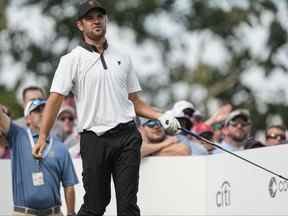 Corey Conners du Canada réagit à son tir du 14e tee lors de leur match en foursomes à la Coupe des présidents au Quail Hollow Club à Charlotte, en Caroline du Nord, hier.