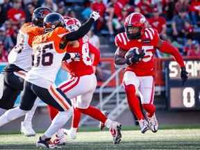 Le porteur de ballon des Stampeders de Calgary Ka'Deem Carey dirige le ballon contre les Lions de la Colombie-Britannique au stade McMahon de Calgary le samedi 17 septembre 2022.