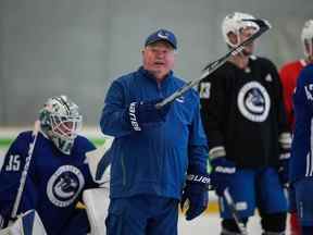 L'entraîneur-chef des Canucks de Vancouver, Bruce Boudreau, donne des instructions aux joueurs lors du camp d'entraînement de l'équipe à Whistler.