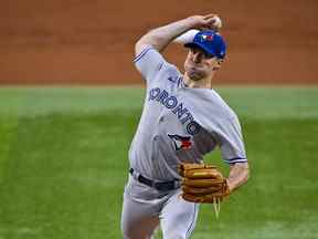 Le lanceur partant des Blue Jays, Ross Stripling, lance contre les Texas Rangers lors de la première manche au Globe Life Field.