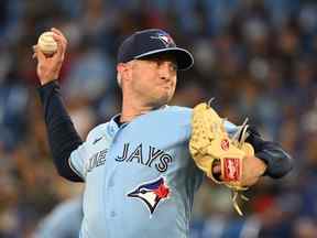 Le lanceur partant des Blue Jays de Toronto, Trevor Richards, livre un lancer contre les Orioles de Baltimore lors de la première manche au Rogers Centre le 16 septembre 2022.