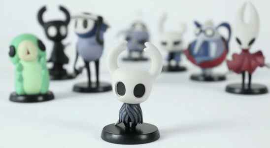 Ces superbes mini figurines Hollow Knight ont besoin d'une maison sur votre étagère.