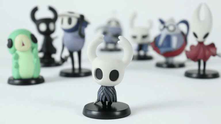 Ces superbes mini figurines Hollow Knight ont besoin d'une maison sur votre étagère.
