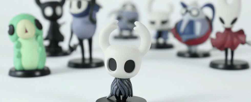 Ces superbes mini figurines Hollow Knight ont besoin d'une maison sur votre étagère.