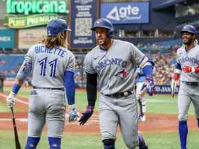 Bo Bichette des Blue Jays de Toronto félicite George Springer pour son coup de circuit en troisième manche qui a également marqué Raimel Tapia (à droite) contre les Rays de Tampa Bay au Tropicana Field le 25 septembre 2022 à Saint-Pétersbourg, en Floride.