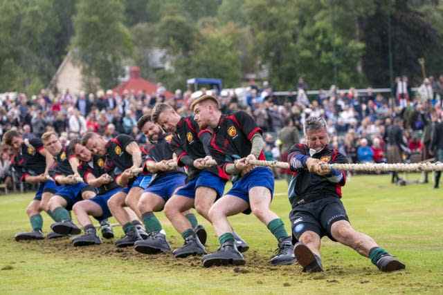 Concurrents de tir à la corde au Braemar Royal Highland Gathering